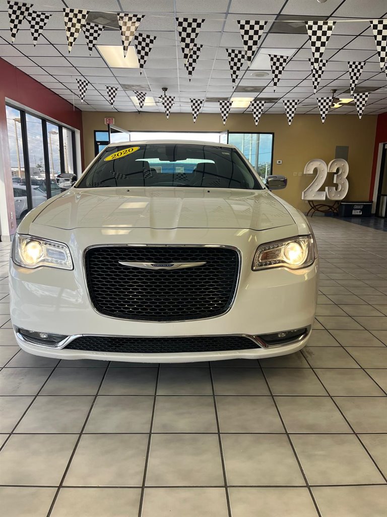 2020 Chrysler 300 Limited's photo